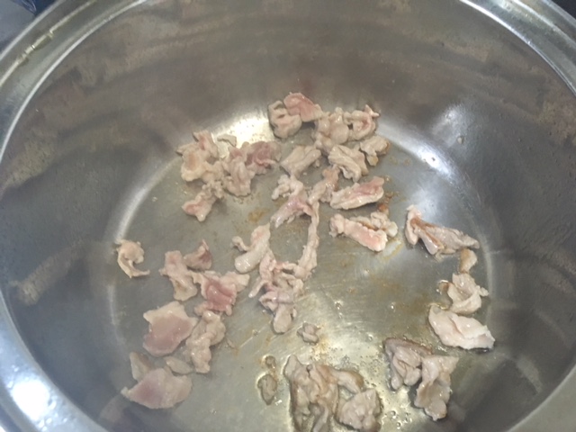 鍋で豚肉を炒めて