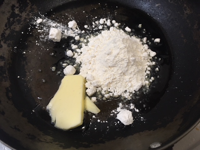 油、バター、薄力粉を炒める