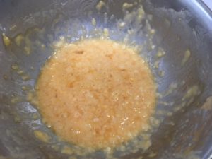 薄力粉と卵を混ぜ合わせてから豆乳と塩を加え、さらに混ぜる。