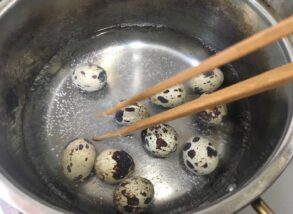 簡単キレイなうずらの卵の茹で方剥き方