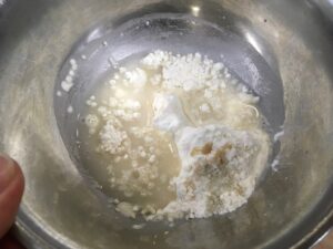 別のボウルに薄力粉30gと砂糖2g、塩1g、水30gを入れて混ぜ、バッター液を作る。 