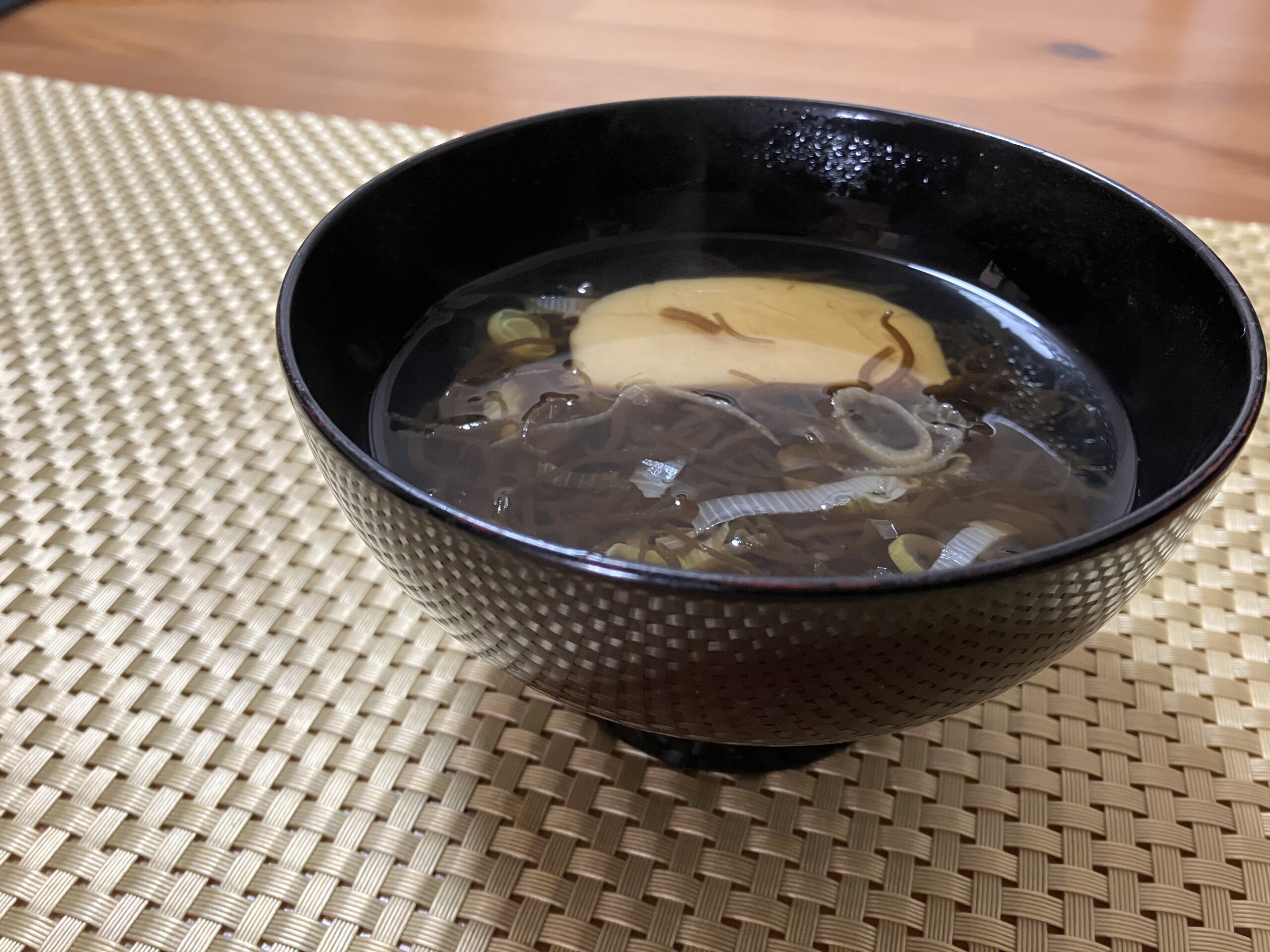 【もずく・ねぎ・かまぼこのすまし汁のレシピ作り方】 